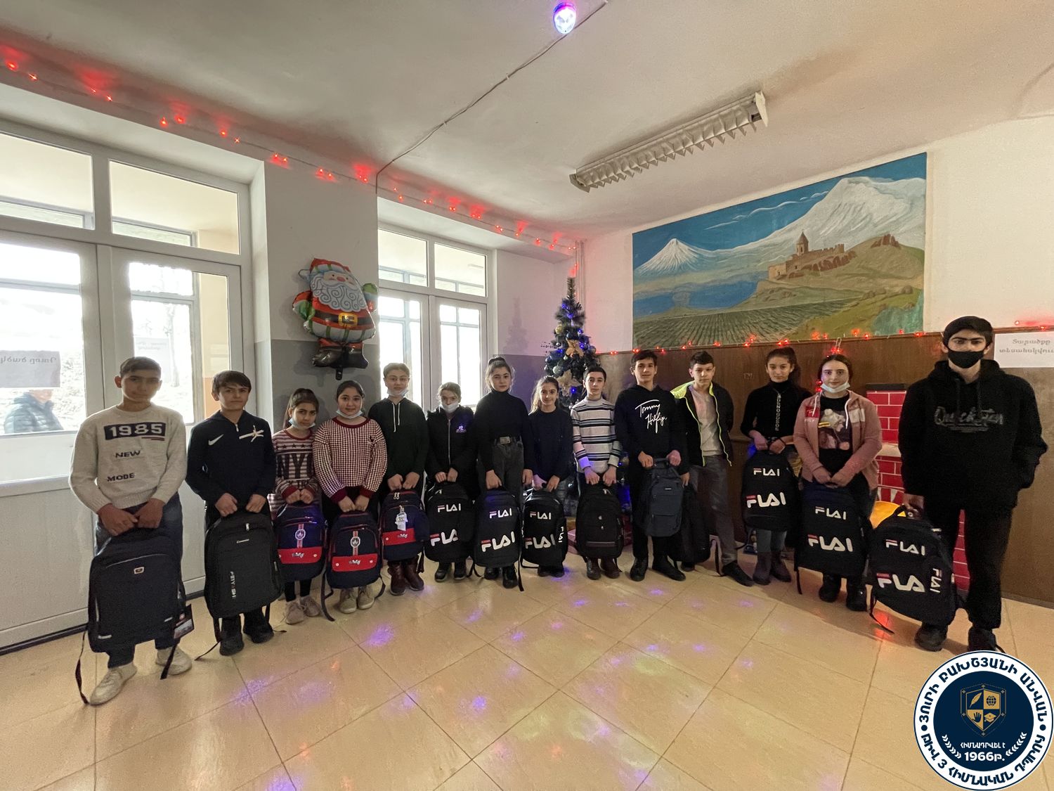 Արցախից տեղահանված ընտանիքների երեխաները Հայկական Կարմիր խաչի ընկերության կողմից ստացան գրենական պիտույքներով լի պայուսակներ