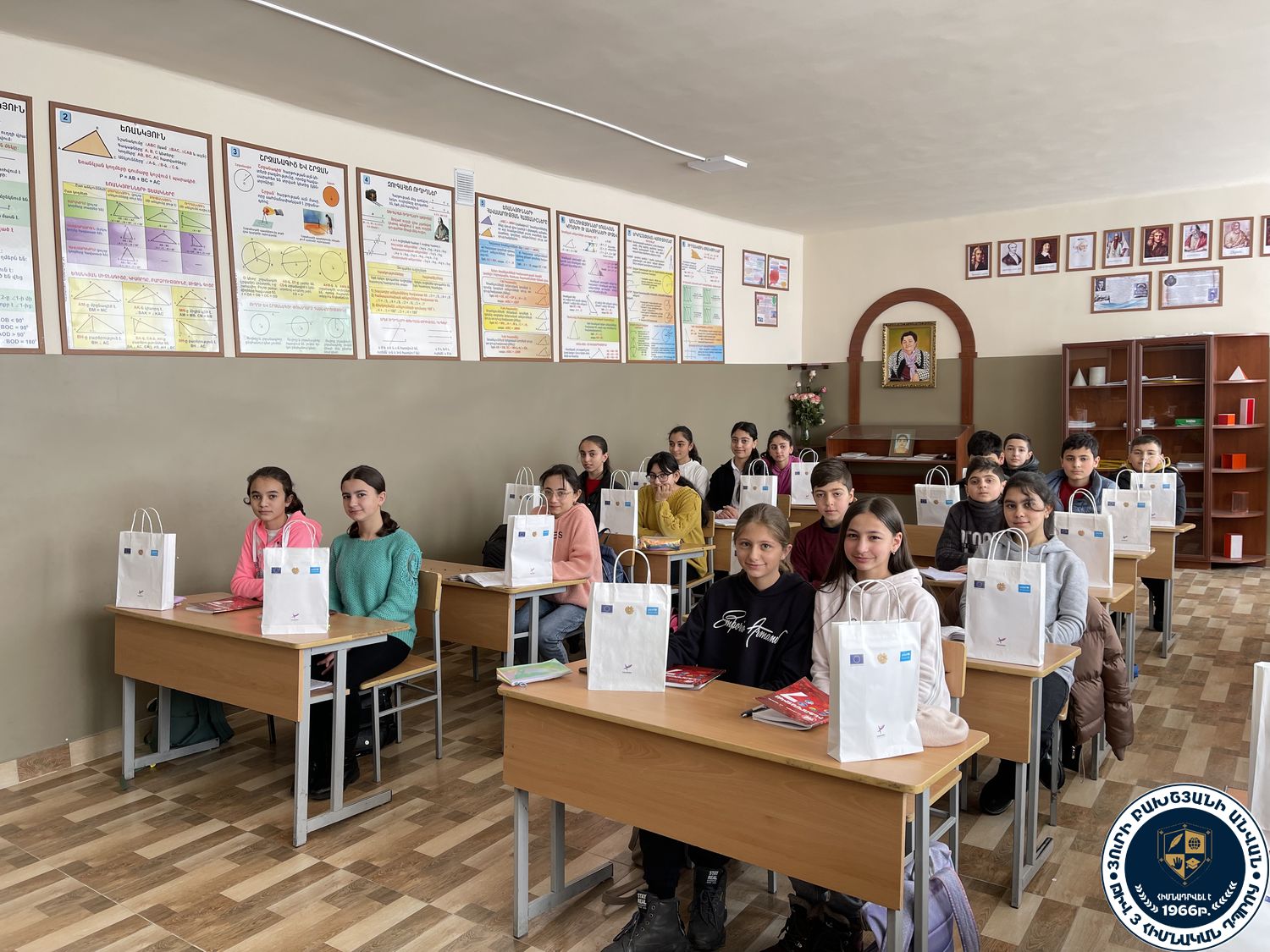 Գորիսի Յու. Բախշյանի անվան թիվ 3 հիմնական դպրոցի աշակերտներին բաժանվեցին «Յունիսեֆ Հայաստան» կազմակերպության կողմից տրամադրված փոքրիկ գրքերը